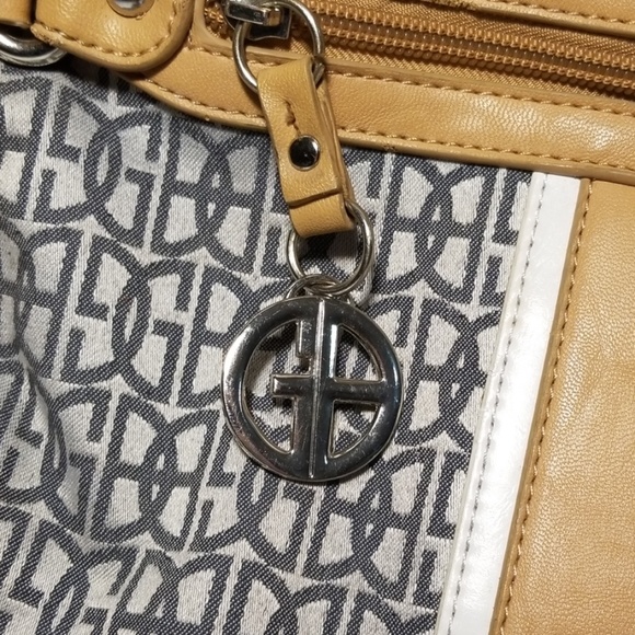 Cy GIANI BERNINI
crossbody bag
nuetral stylish bag - Picture 6 of 7